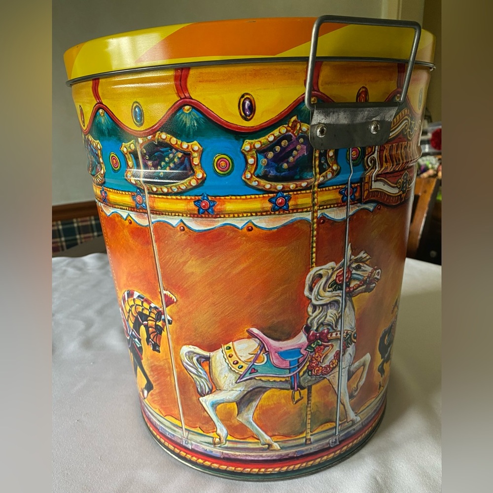 Gorgeous RARE Vintage Mari Pritchard Collector’s Carousel Bertel’s Can Co Tin - Picture 4 of 12